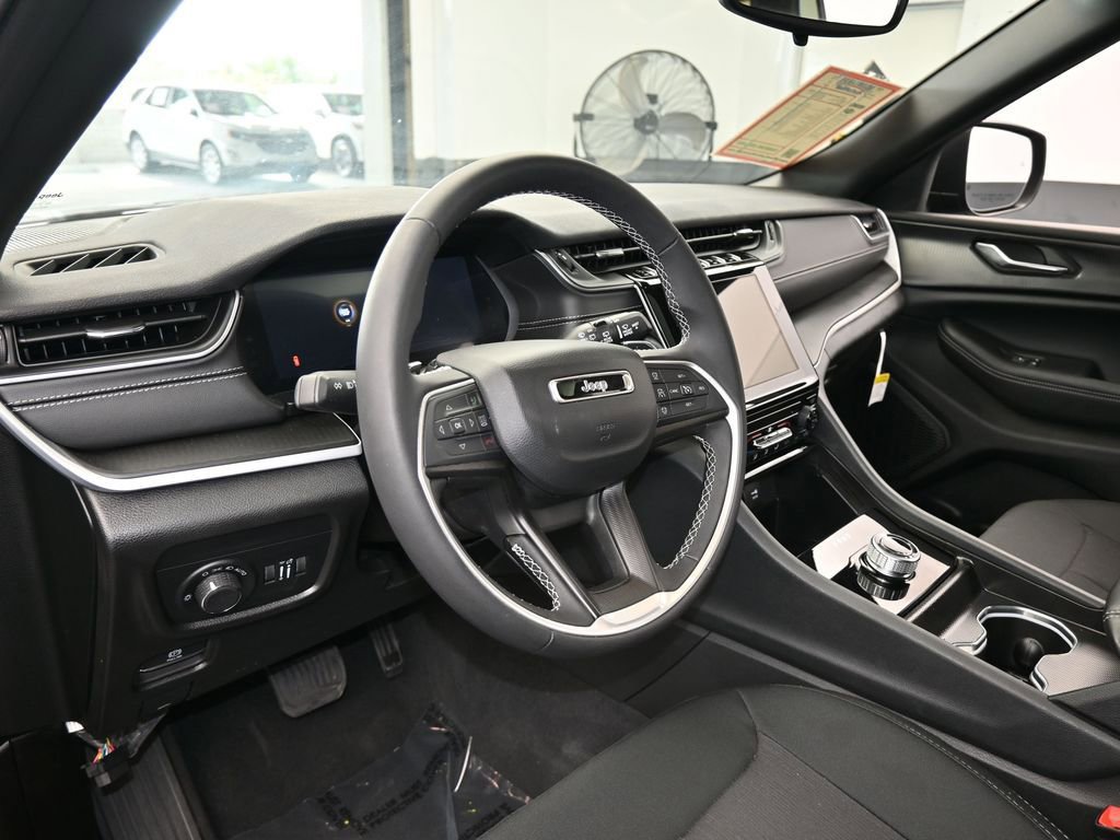 Used 2024 Jeep Grand Cherokee L Laredo image 10