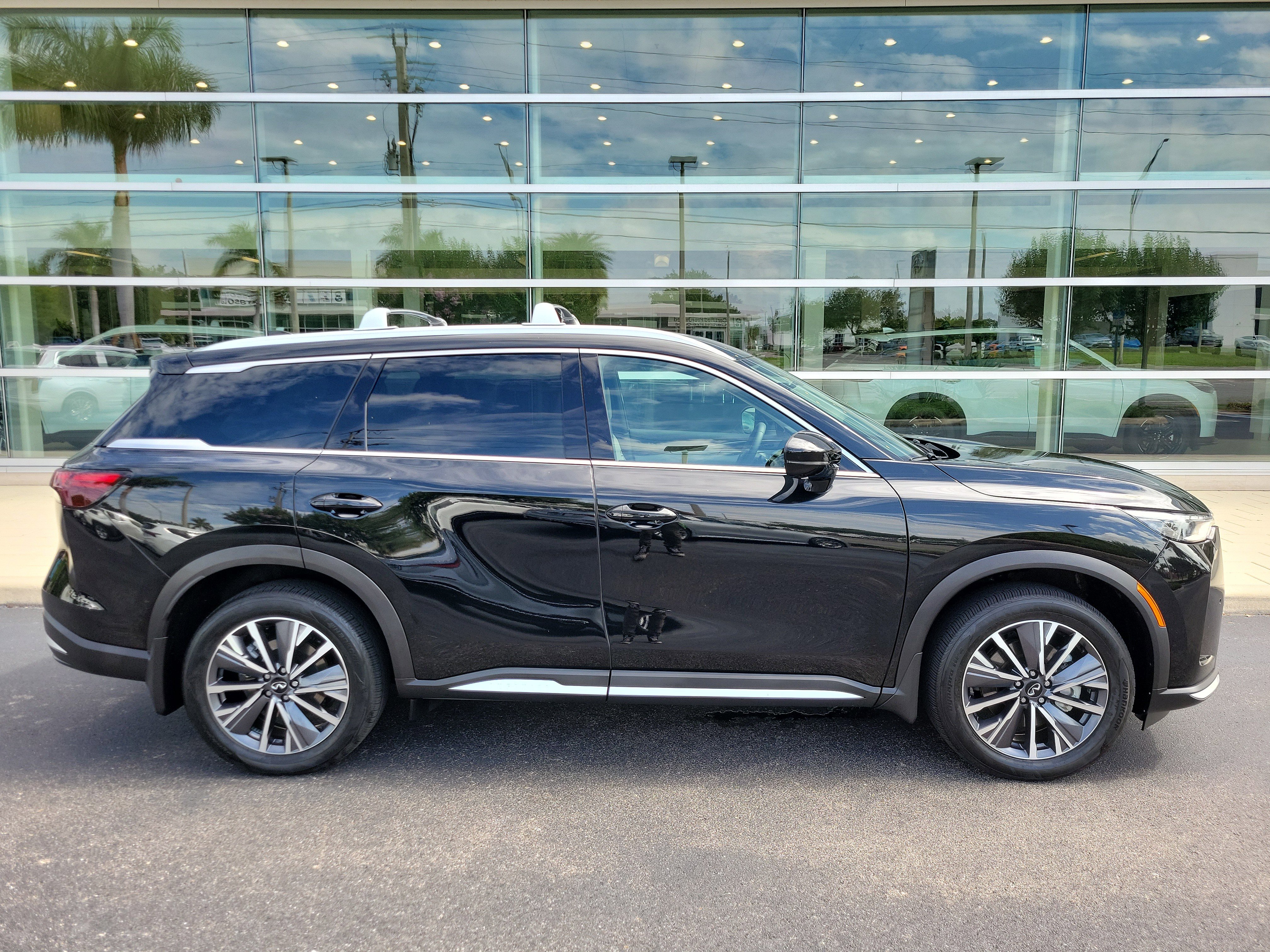 Certified 2026 INFINITI QX60 Luxe w/ Cargo Package FWD image 3