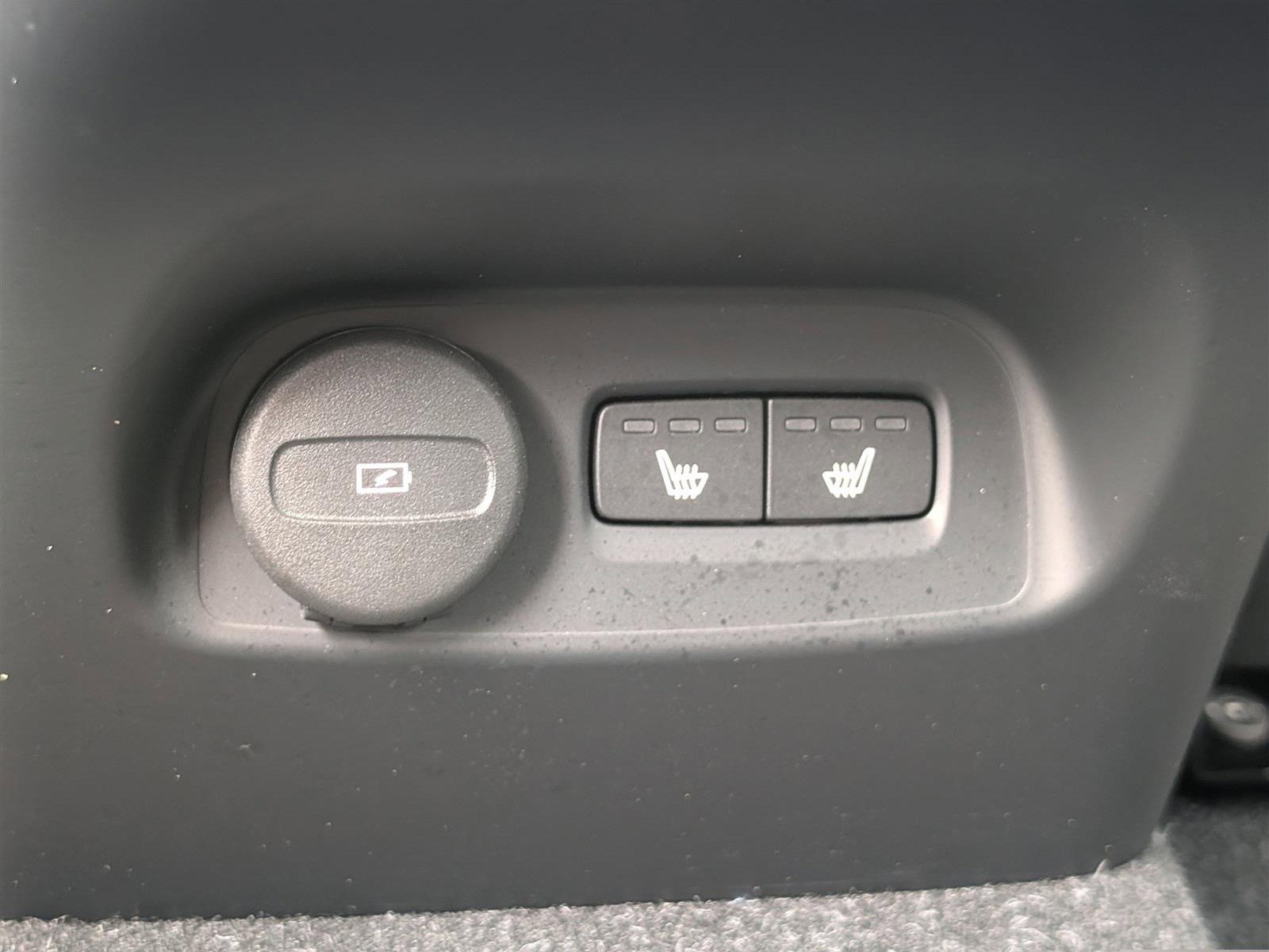 Used 2023 Volvo XC40 B5 Ultimate image 17