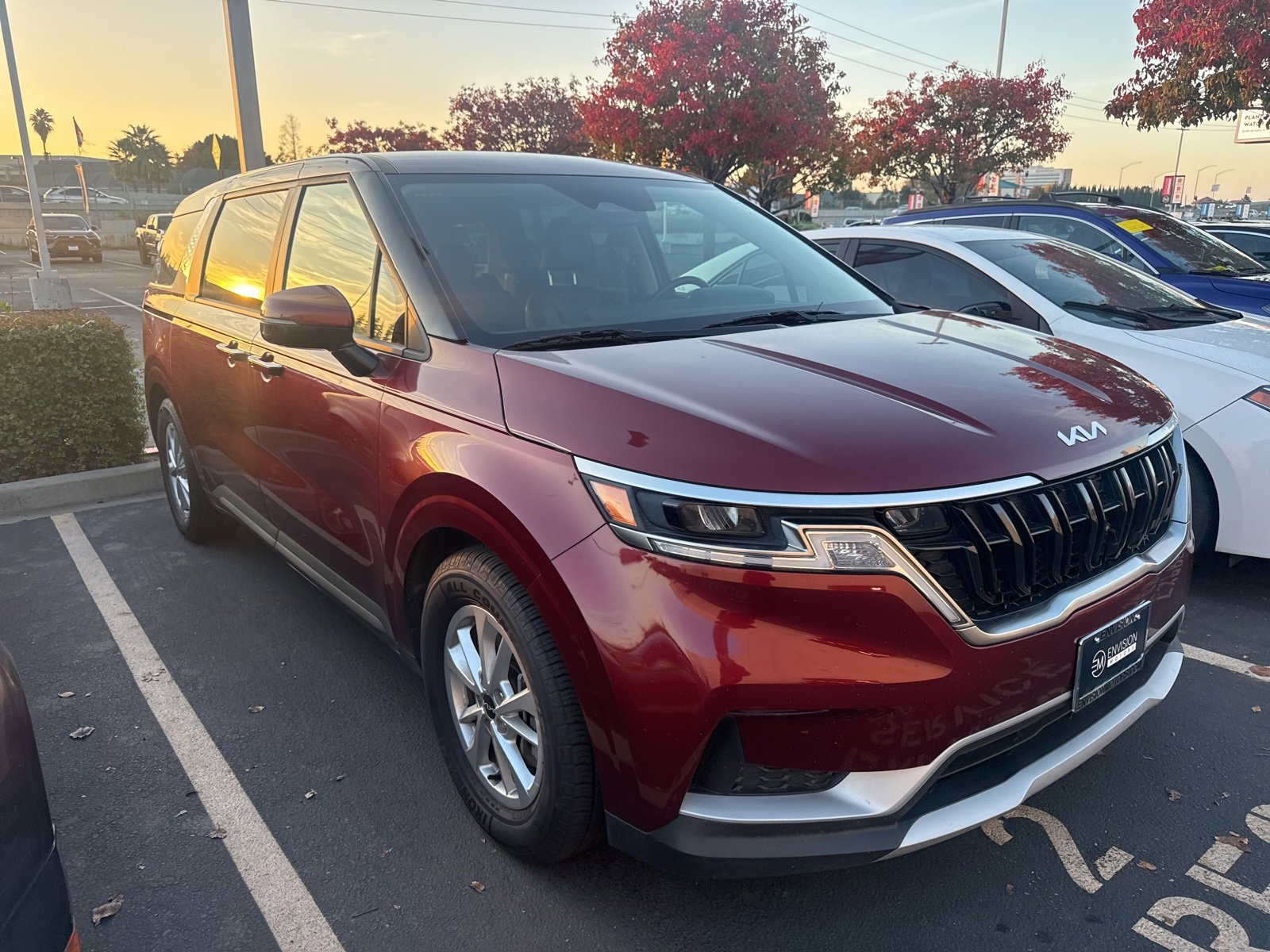 Used 2024 Kia Carnival LX image 1