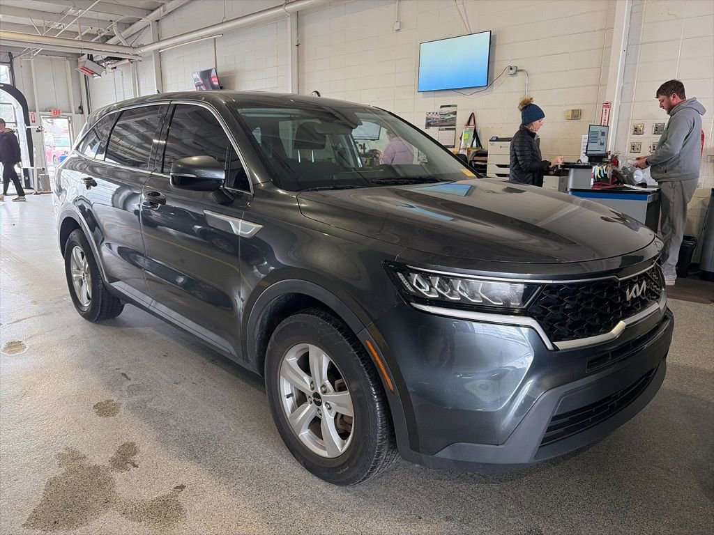 Used 2022 Kia Sorento LX image 2