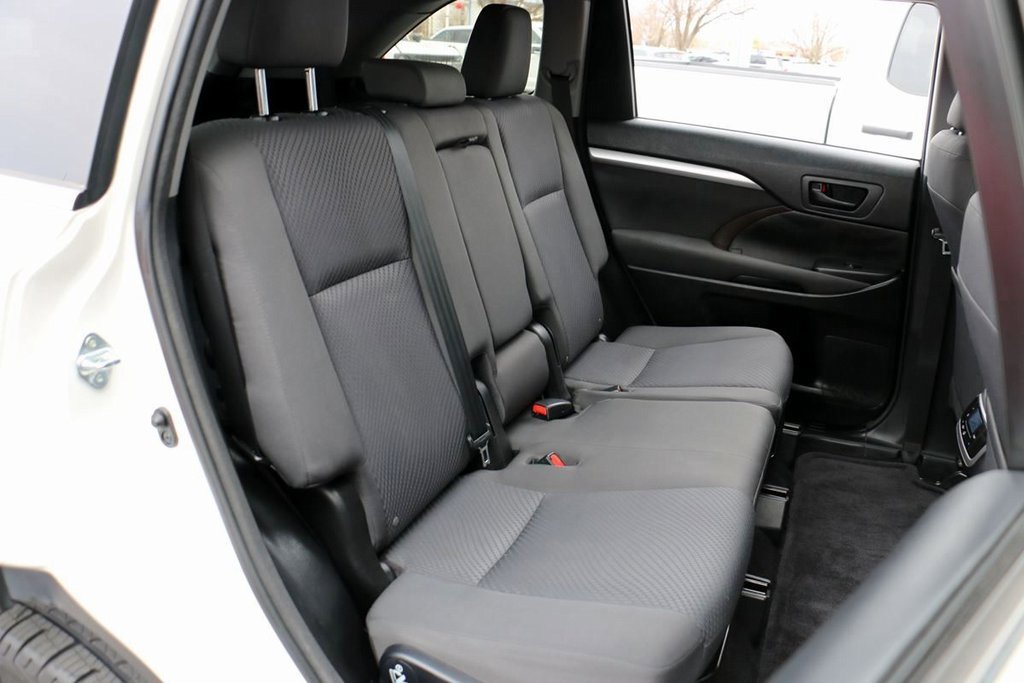 Used 2015 Toyota Highlander LE image 26