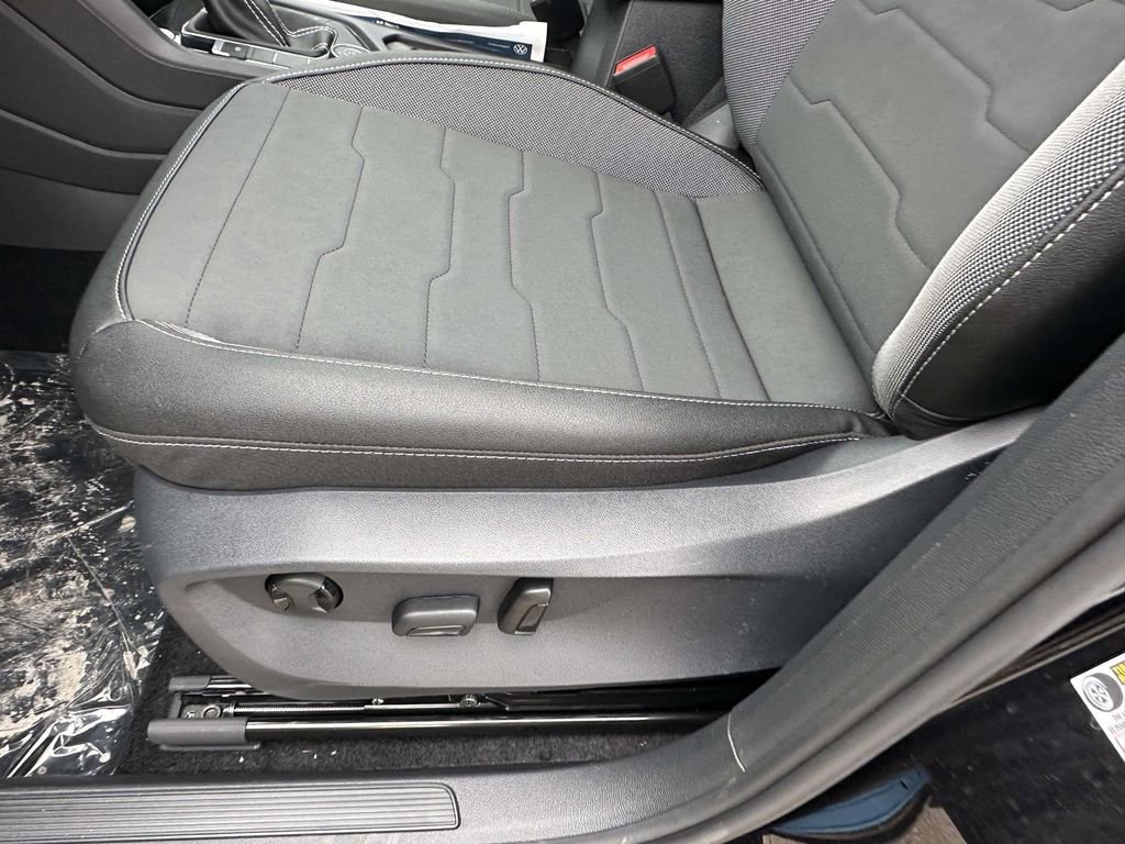 New 2026 Volkswagen Taos SE image 14