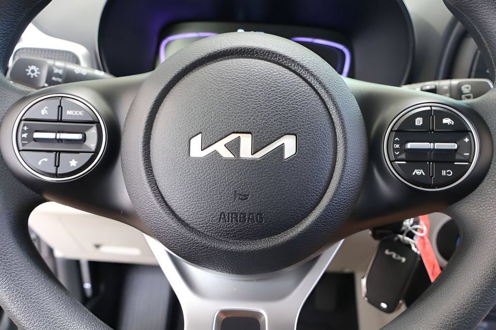 Used 2025 Kia Soul LX w/ LX Technology Package FWD image 13