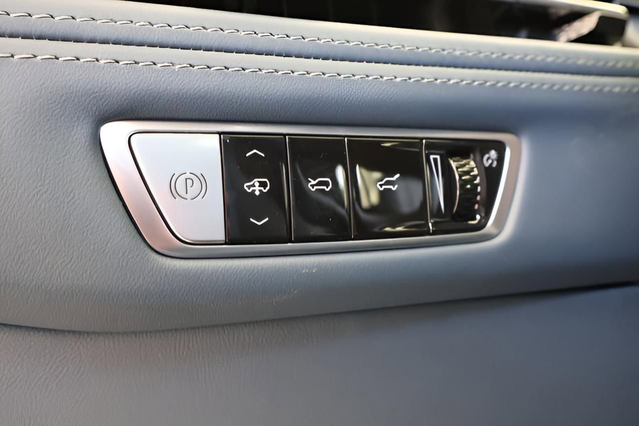 New 2025 Cadillac Escalade IQ Luxury 2 w/ LPO, Radiant Package image 17