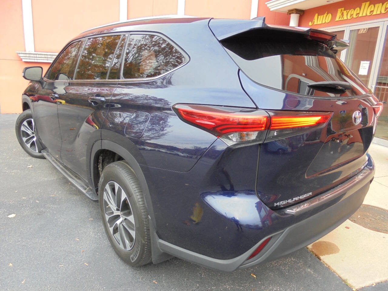 Used 2021 Toyota Highlander XLE AWD/4WD image 26