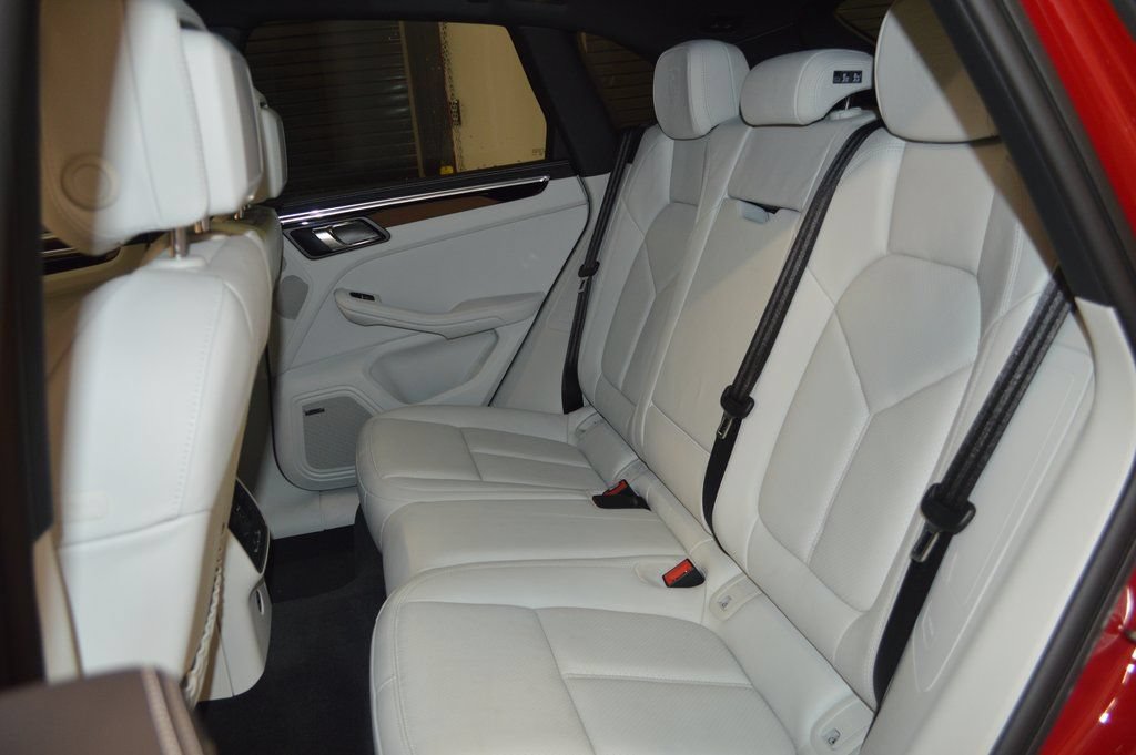 Certified 2025 Porsche Macan AWD/4WD image 34