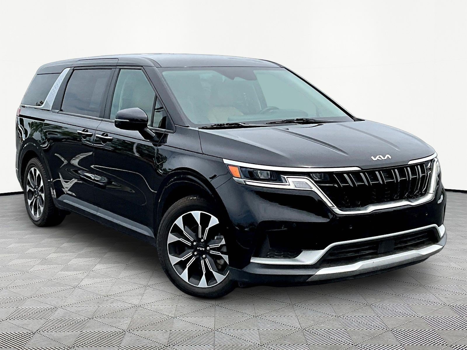 Used 2023 Kia Carnival EX FWD image 3