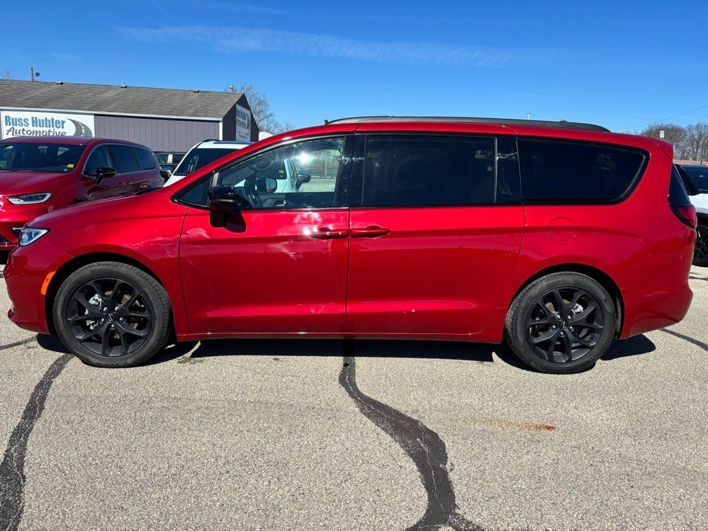 Used 2025 Chrysler Pacifica Limited w/ Trailer Tow Group image 2