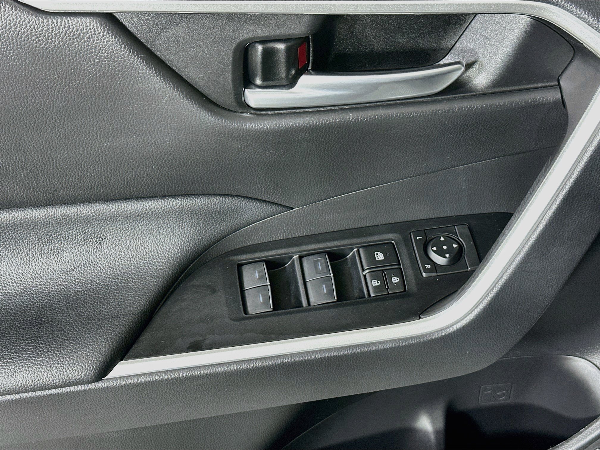 Used 2023 Toyota RAV4 XLE w/ Convenience Package FWD image 14