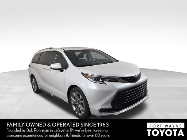 Used 2023 Toyota Sienna Platinum FWD image 4