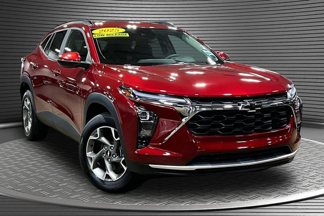 Used 2025 Chevrolet Trax LT w/ Driver Confidence Package FWD image 3