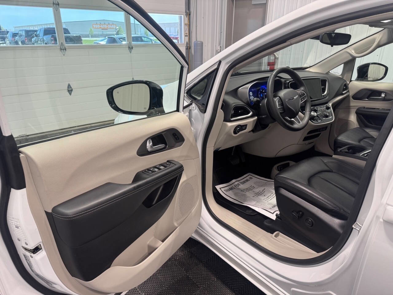 Used 2024 Chrysler Pacifica Touring-L FWD image 9