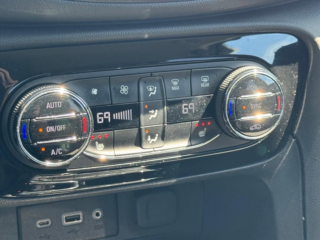 Used 2022 Buick Encore GX Select w/ Sport Touring Package FWD image 22