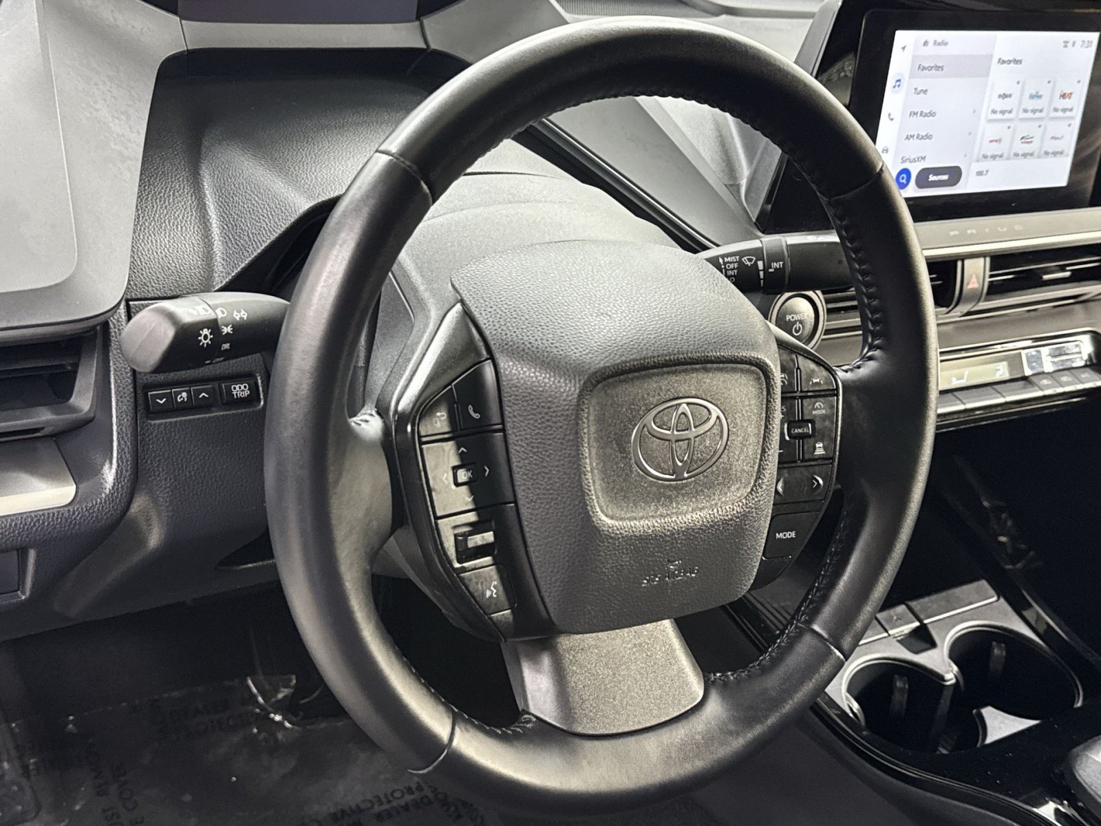 Used 2025 Toyota Prius LE AWD/4WD image 28