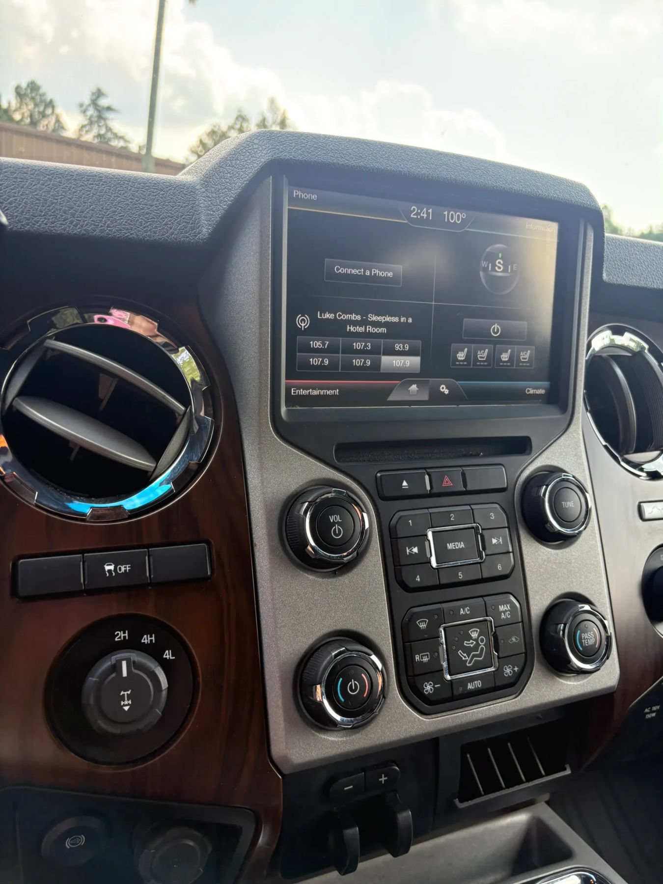 Used 2015 Ford F250 Lariat w/ Lariat Chrome Package AWD/4WD image 16