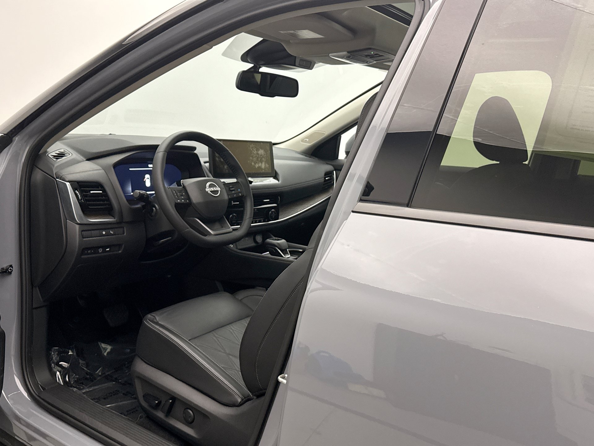 Used 2025 Nissan Rogue Platinum w/ Platinum Premium Package FWD image 10