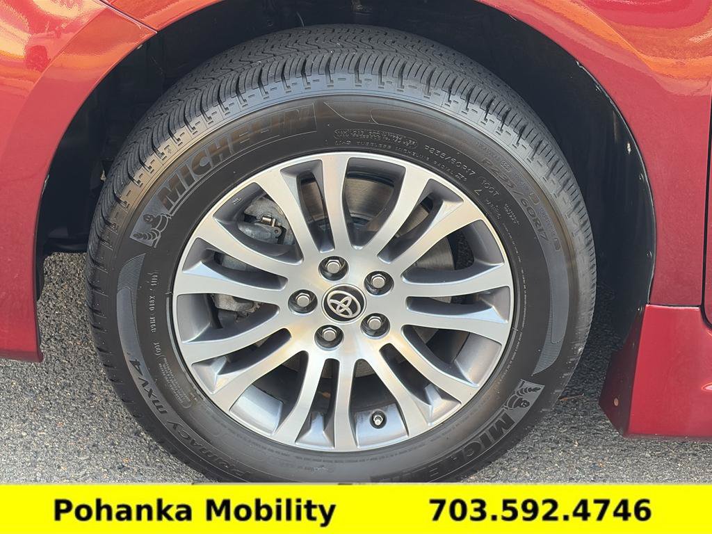 Used 2020 Toyota Sienna XLE w/ XLE Navigation Package FWD image 34
