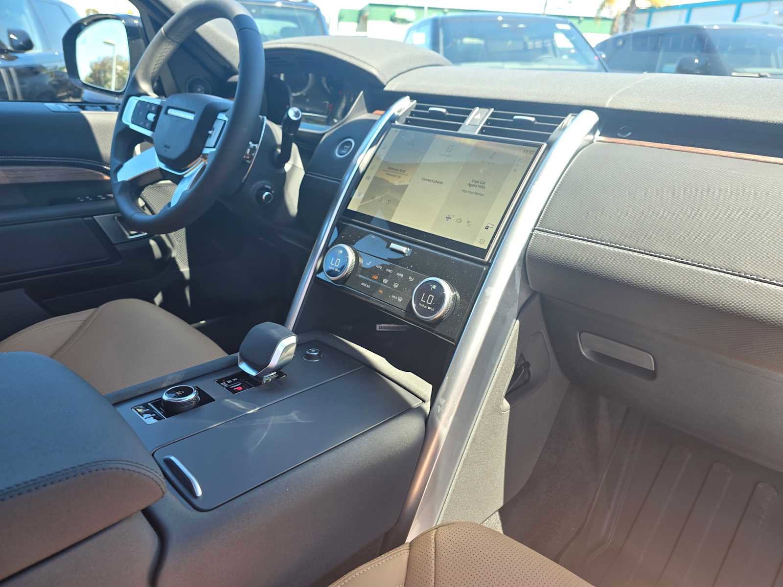 New 2025 Land Rover Discovery Dynamic SE image 12