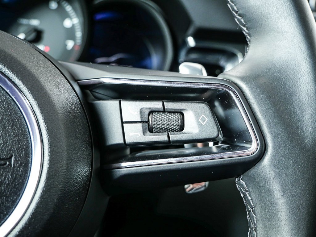 Certified 2025 Porsche Macan image 12