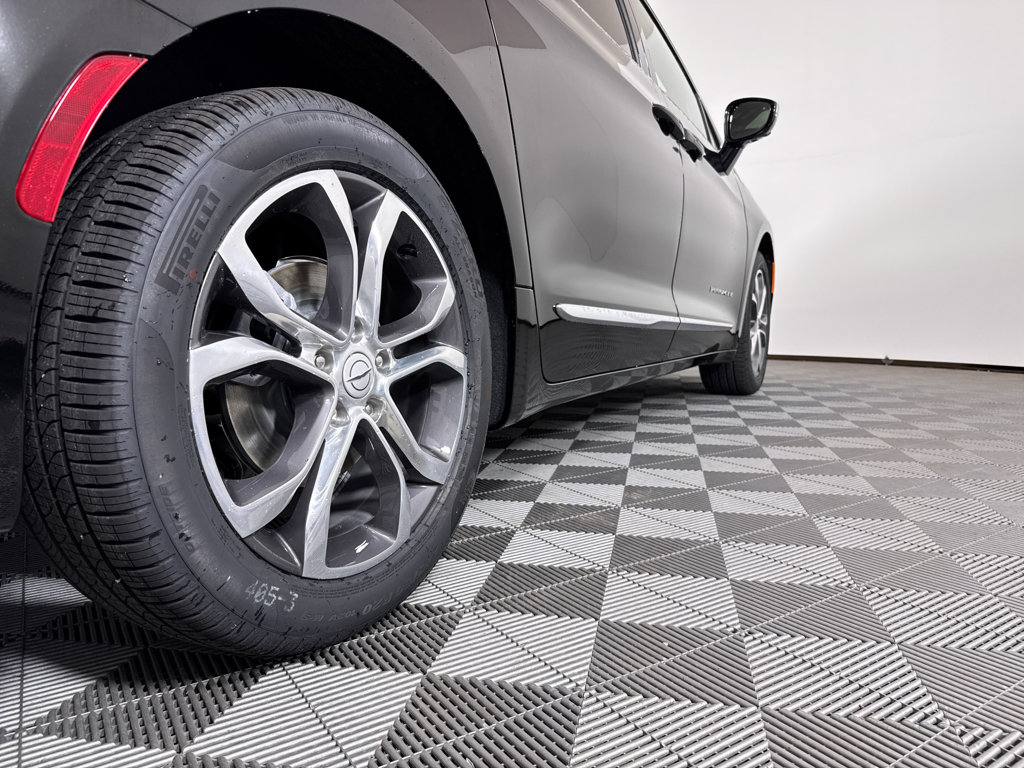 New 2026 Chrysler Pacifica Pinnacle image 18