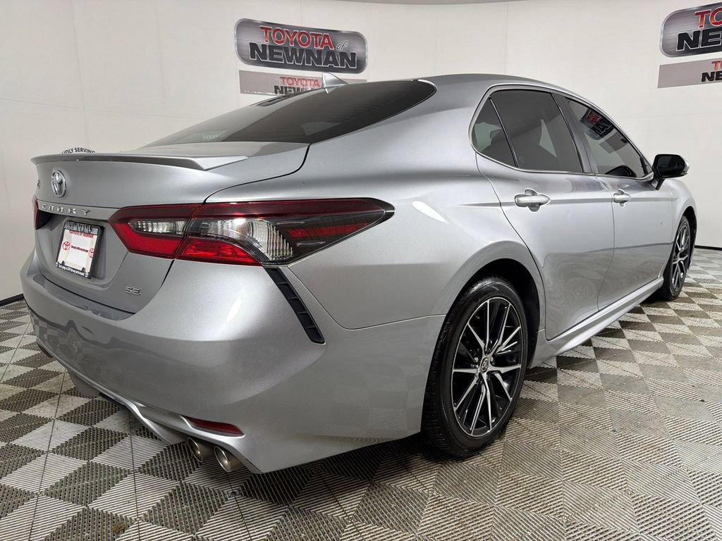 Used 2023 Toyota Camry SE image 3