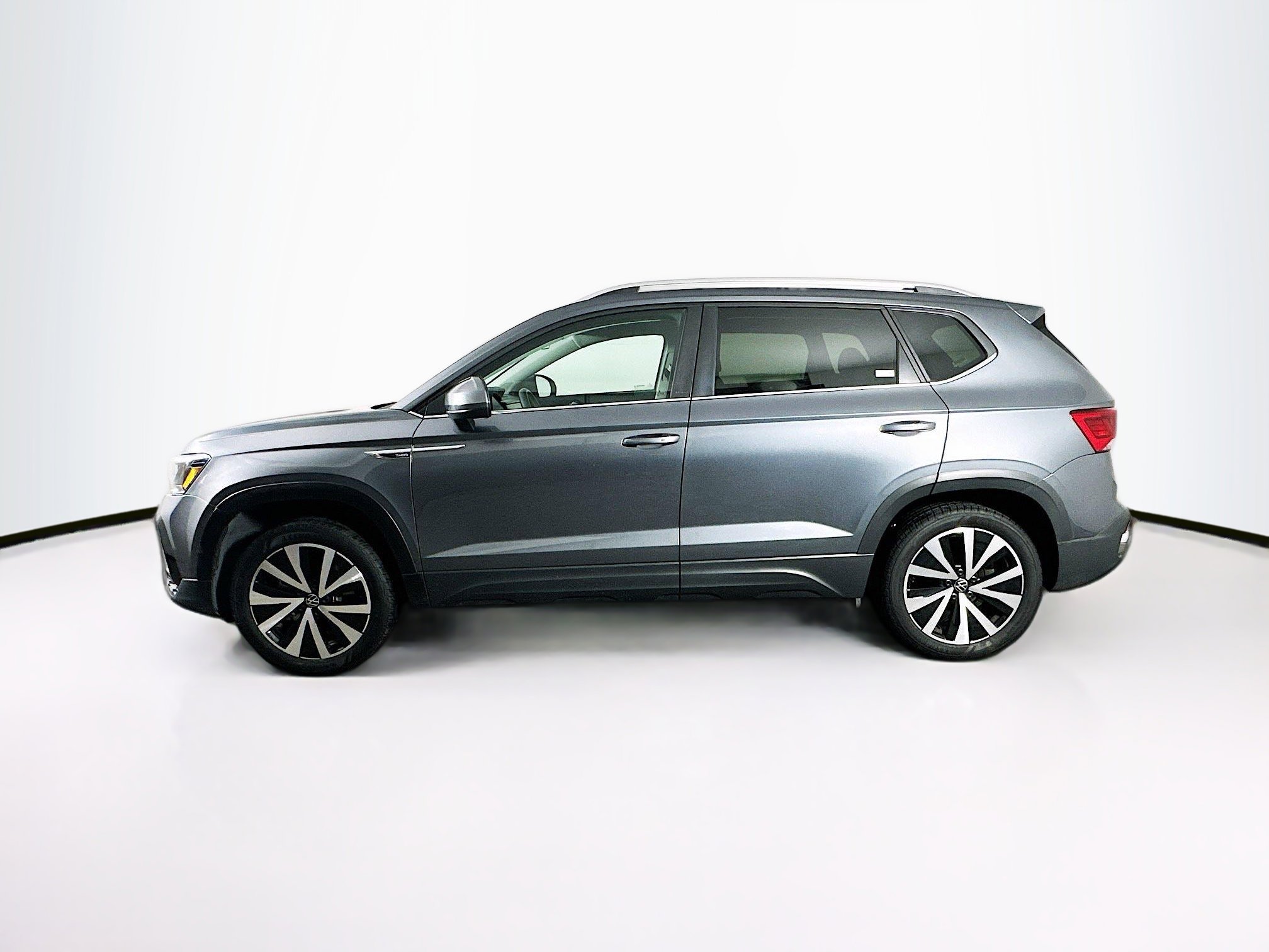 Used 2024 Volkswagen Taos SE image 4