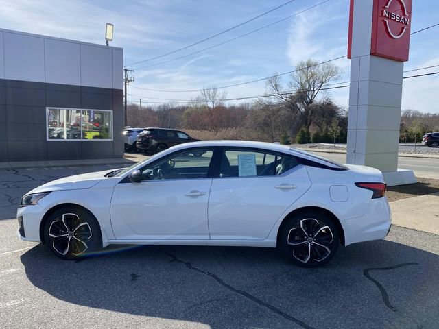 Used 2024 Nissan Altima 2.5 SR w/ SR Premium Package image 2