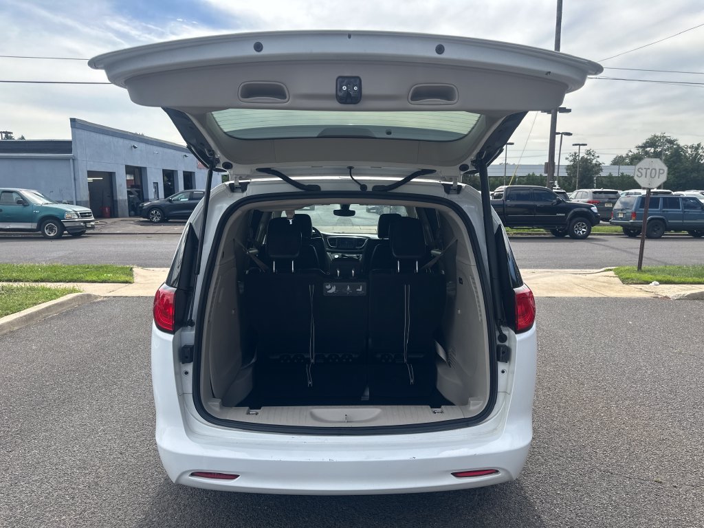 Used 2020 Chrysler Voyager Lxi FWD image 16