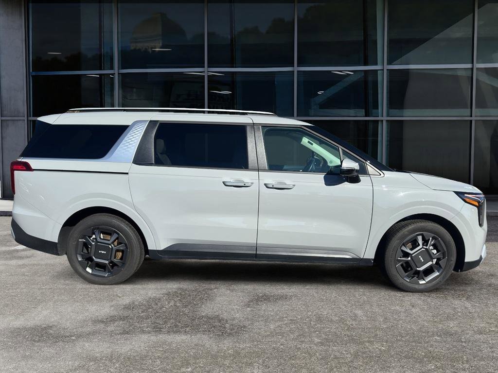 Used 2025 Kia Carnival EX image 4