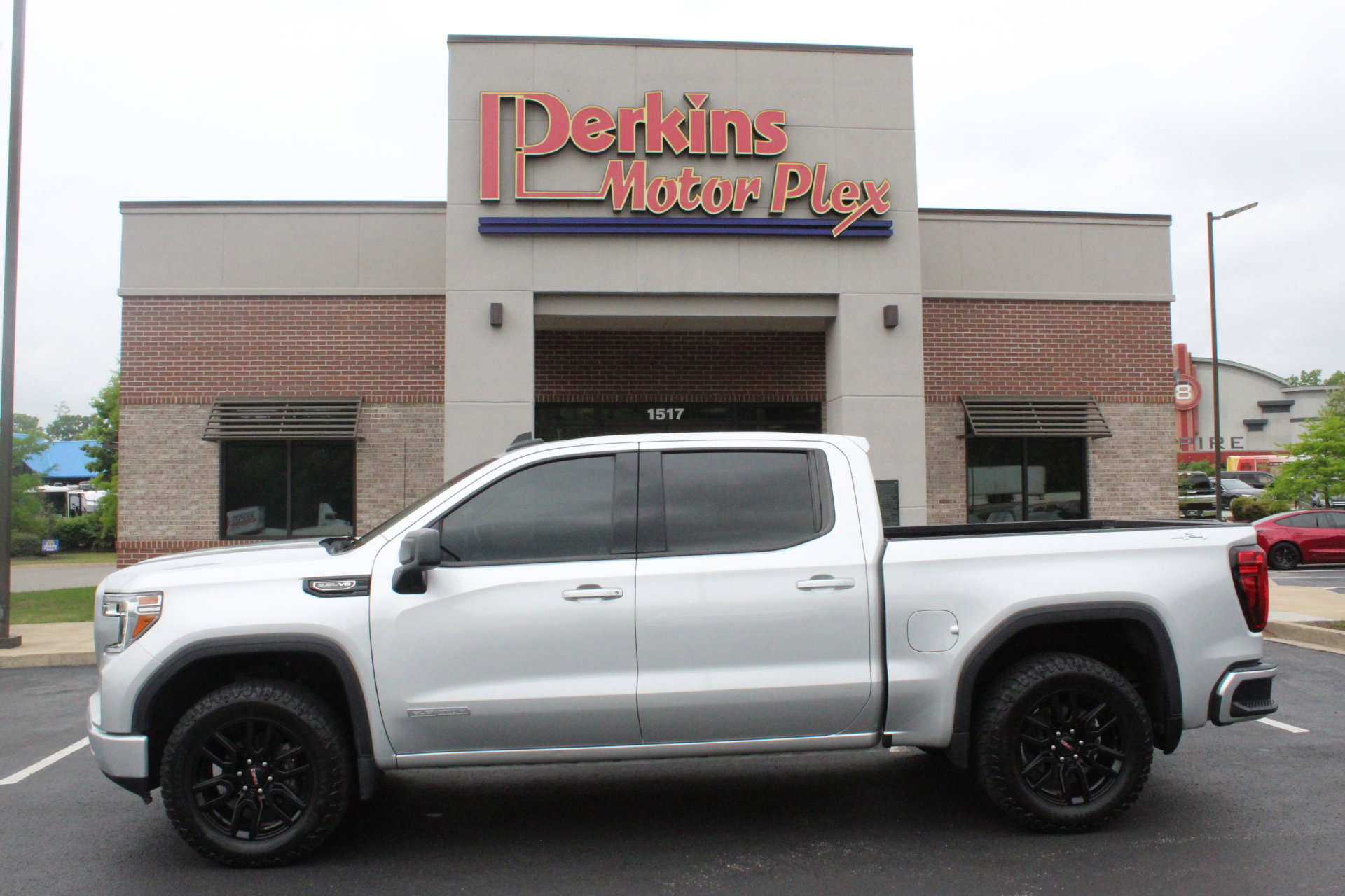 Used 2022 GMC Sierra 1500 Elevation w/ LPO, Elevation Black Package AWD/4WD image 9
