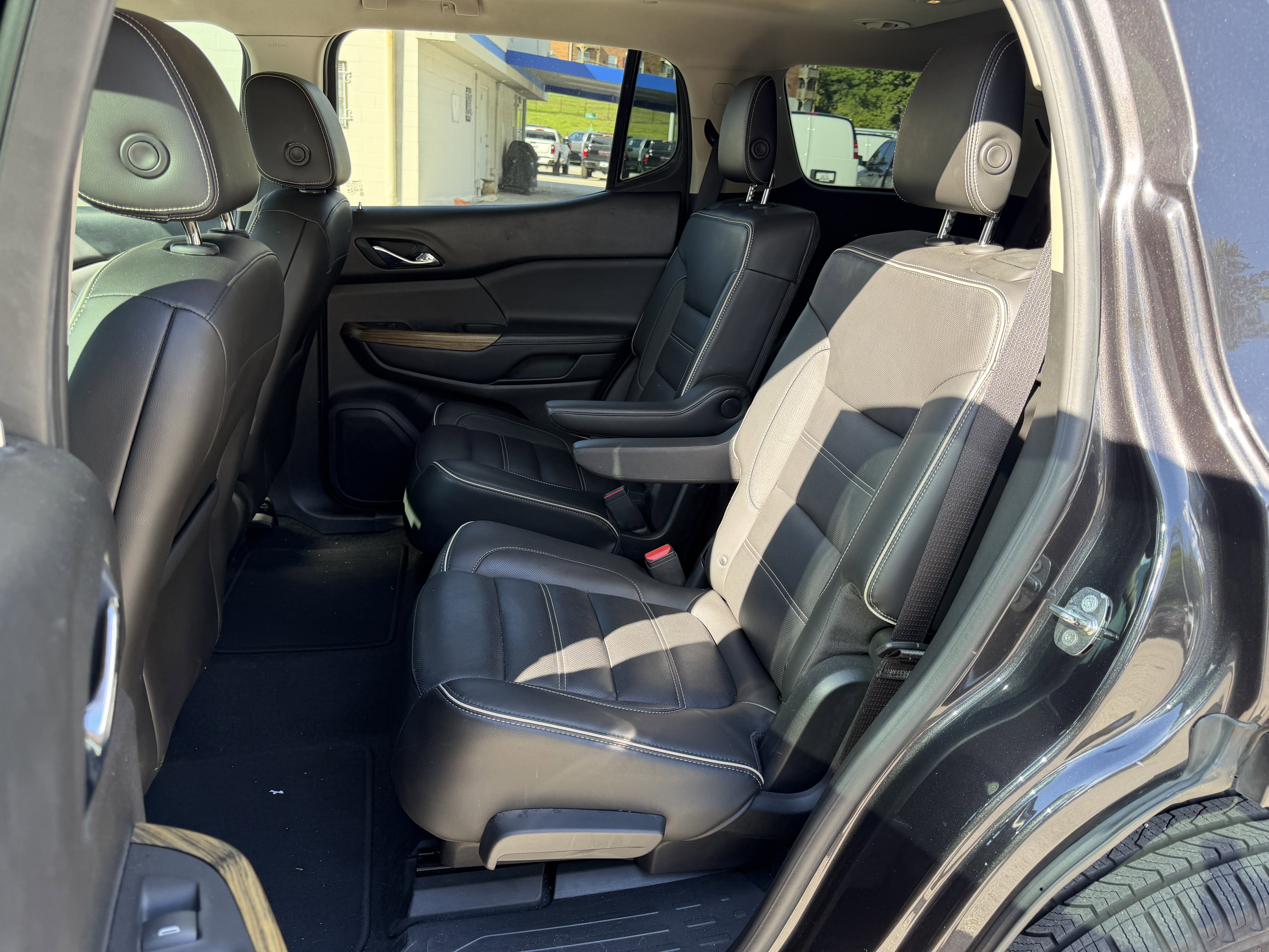 Used 2017 GMC Acadia Denali w/ Technology Package FWD image 12