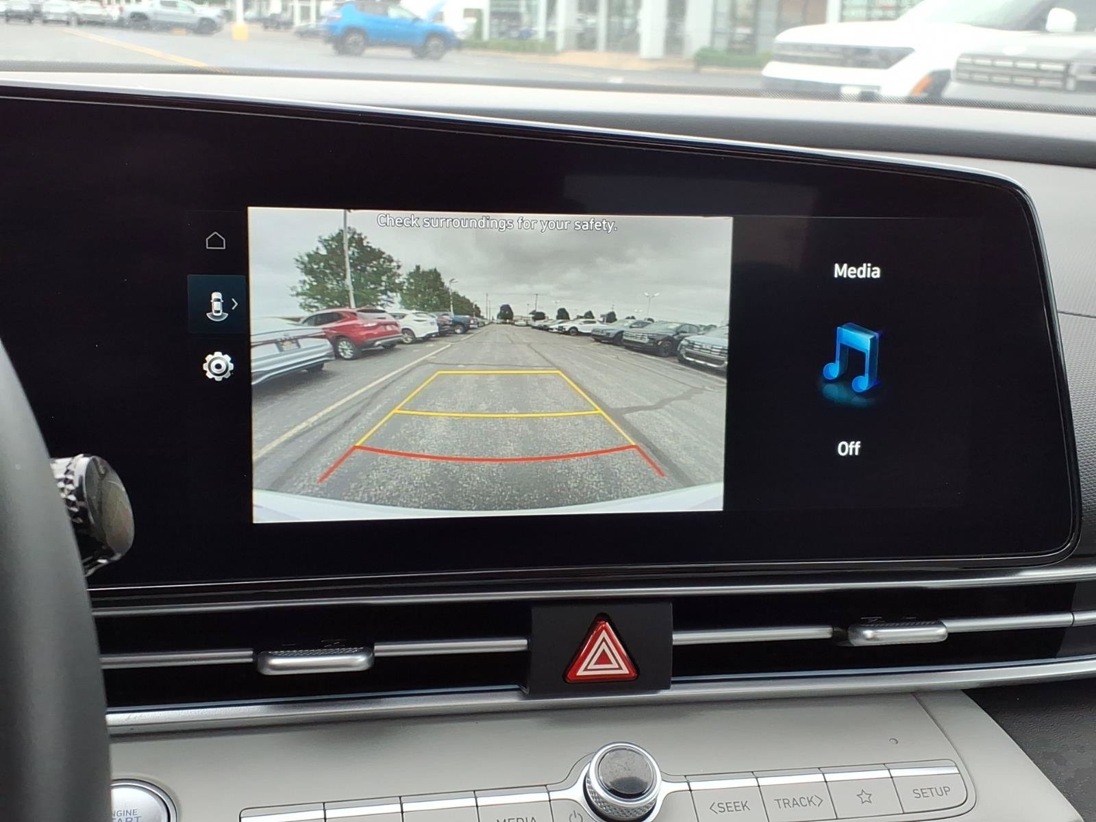 New 2025 Hyundai Elantra Limited FWD image 16
