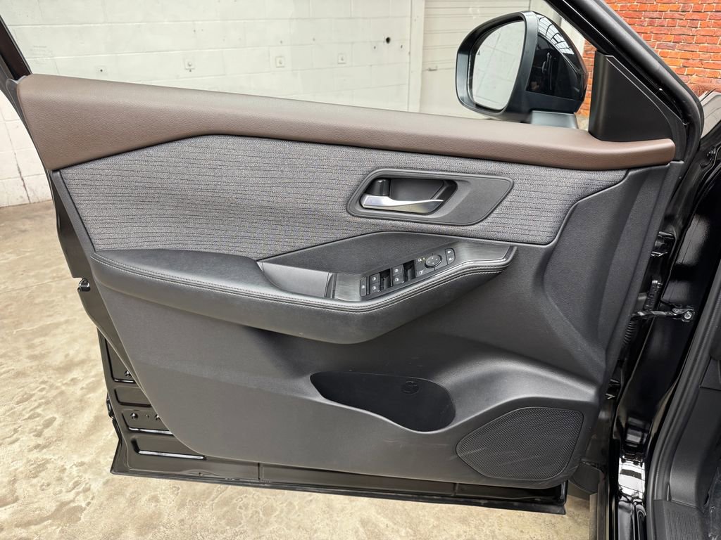 Used 2023 Nissan Rogue SV AWD/4WD image 9