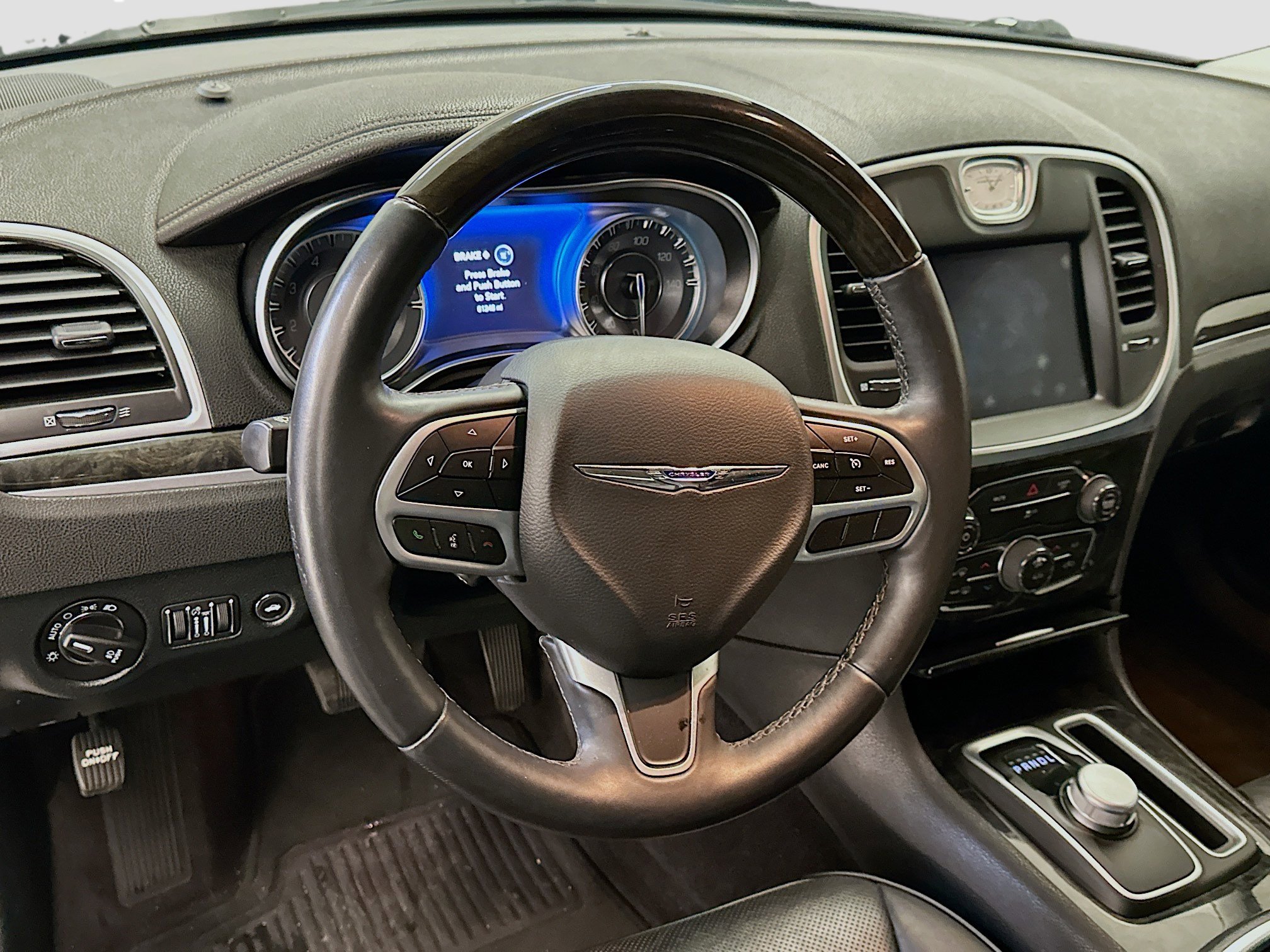 Used 2018 Chrysler 300 Limited AWD/4WD image 18
