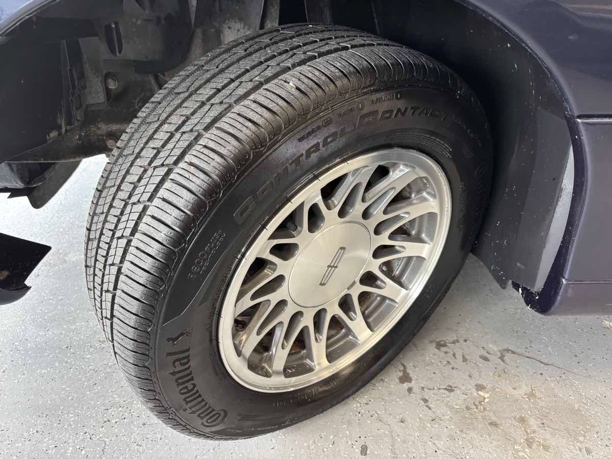 Used 2001 Lincoln Town Car Signature RWD image 23