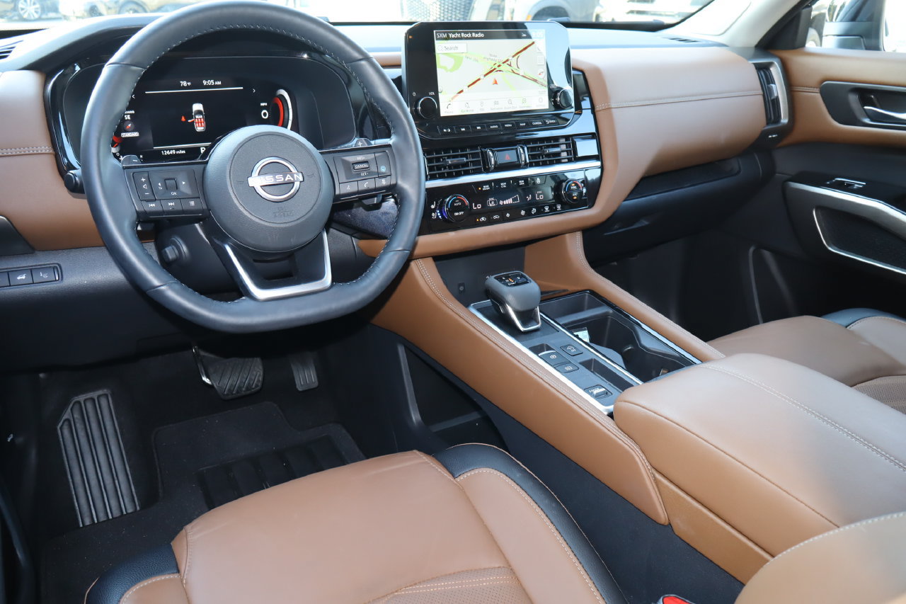 Used 2025 Nissan Pathfinder Platinum w/ Black Appearance Package FWD image 5
