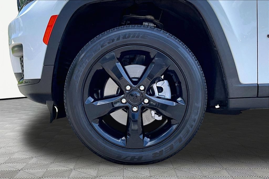 Used 2023 Jeep Grand Cherokee L Laredo RWD image 24