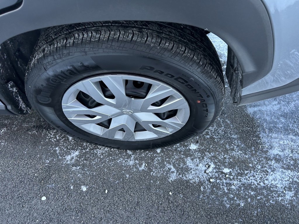 Used 2025 Toyota Corolla Cross L image 22