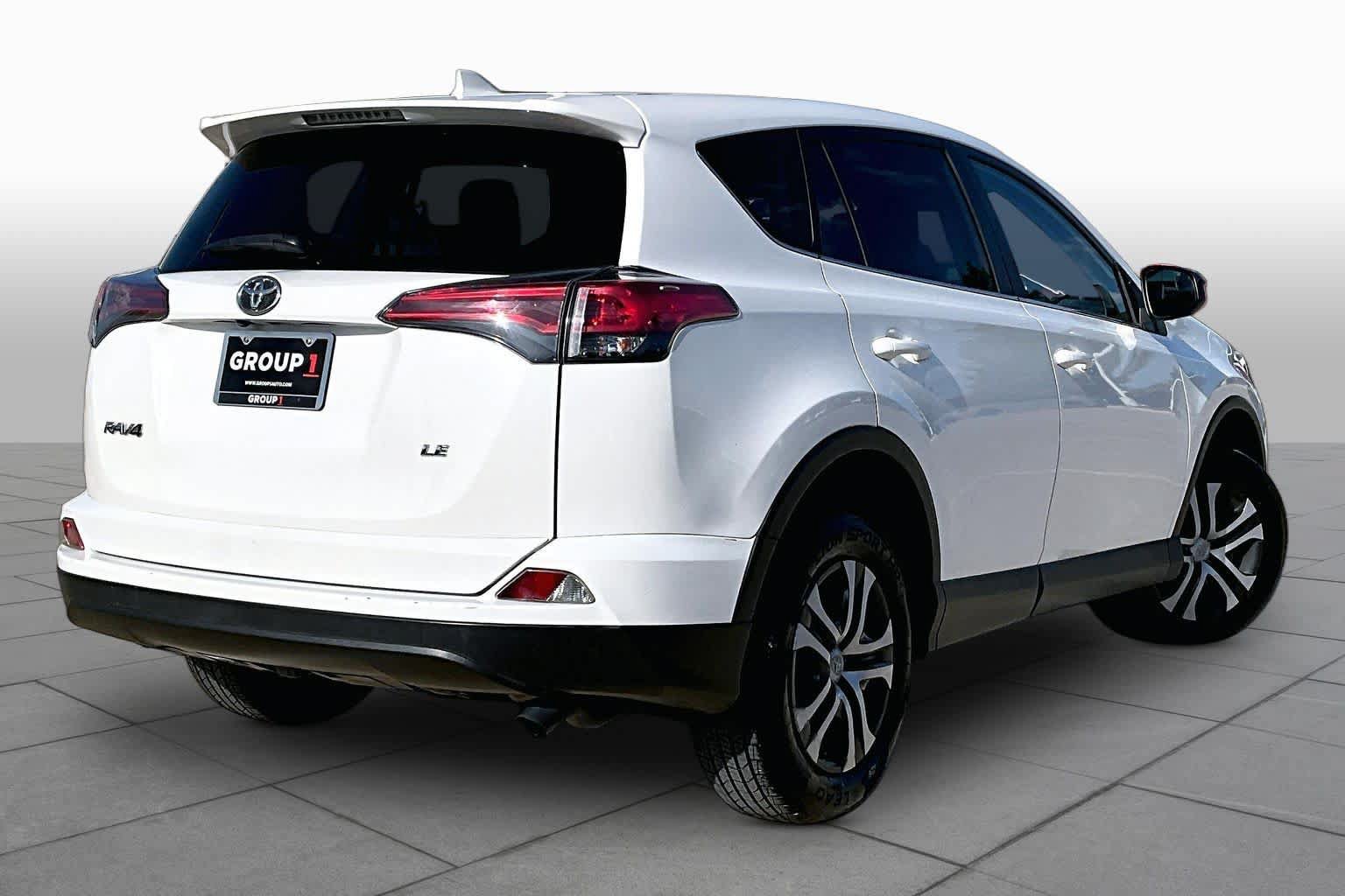 Used 2018 Toyota RAV4 LE FWD image 13