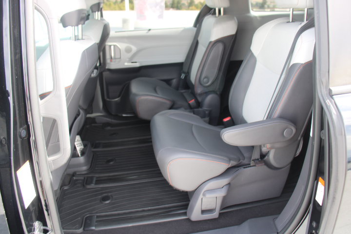 Used 2021 Toyota Sienna XSE w/ XSE Plus Package AWD/4WD image 13