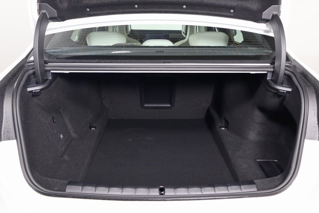 New 2026 BMW 750e xDrive w/ Executive Package image 8