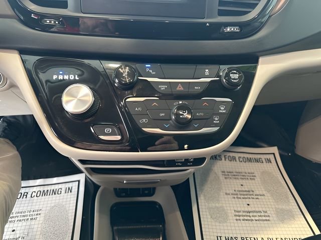 Used 2017 Chrysler Pacifica Touring-L FWD image 12