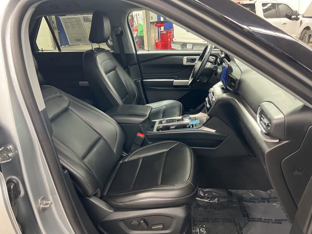Used 2022 Ford Explorer XLT w/ Equipment Group 202A image 9