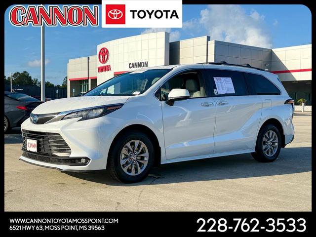 Certified 2025 Toyota Sienna XLE image 1