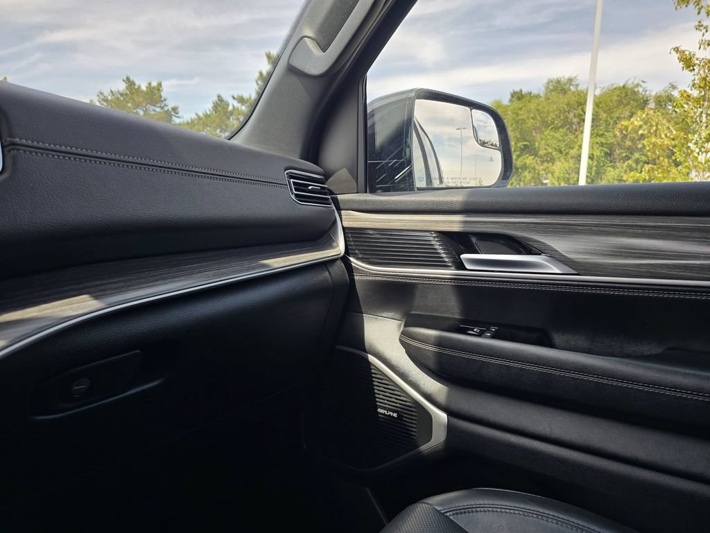 Used 2024 Jeep Wagoneer L Series II AWD/4WD image 27
