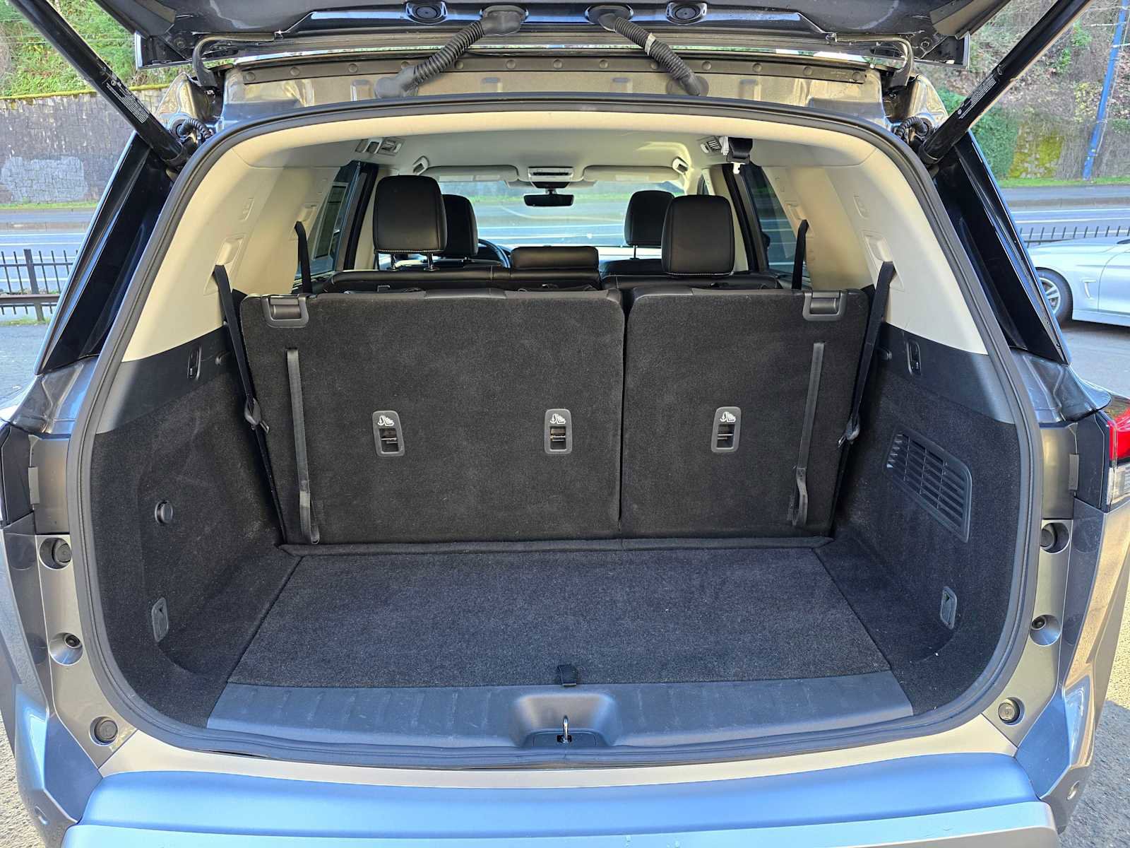 Used 2024 Nissan Pathfinder SL w/ Black Appearance Package image 14