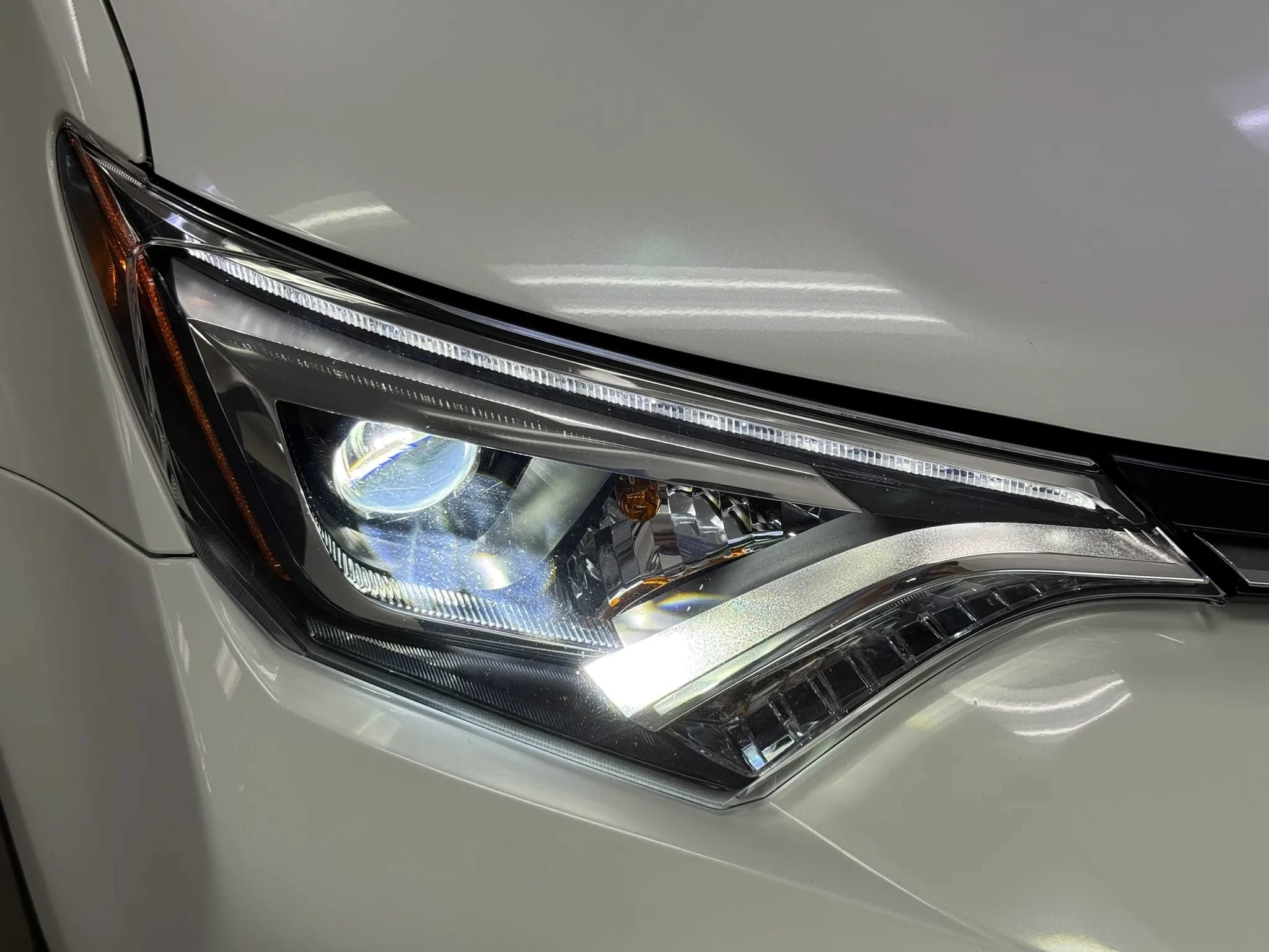 Used 2018 Toyota RAV4 Limited w/ Advanced Technology Package AWD/4WD image 27