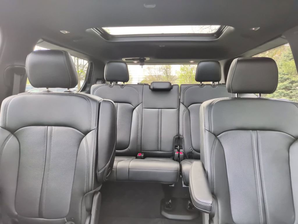 Certified 2025 Jeep Wagoneer Series II w/ Premium Group I AWD/4WD image 31