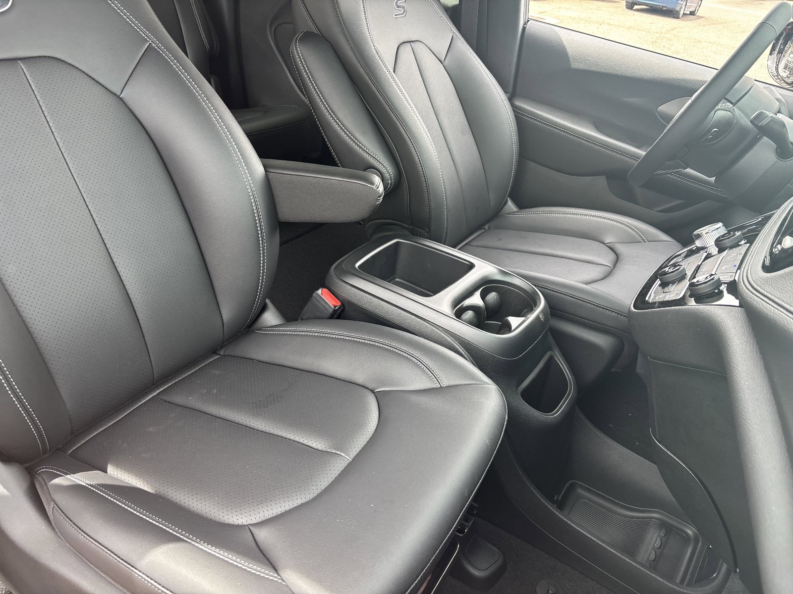 New 2026 Chrysler Pacifica Select w/ S Appearance Package FWD image 7